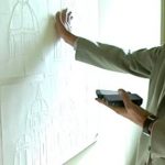 In questa immagine una persona non vedente utilizza dispositivi di ausilio per visitare il museo.