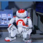 In questa foto si vede il robot umanoide NAO in uno stand espositivo.
