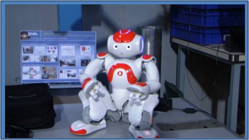 In questa foto si vede il robot umanoide NAO in uno stand espositivo.