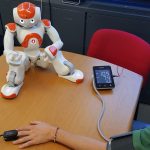 In questa foto si vede il robot umanoide NAO che fornisce le istruzioni per fare misurazioni di parametri medici.