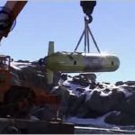 Il robot sottomarino SARA viene sollevato dalla gru per essere messo in acqua in antartide.