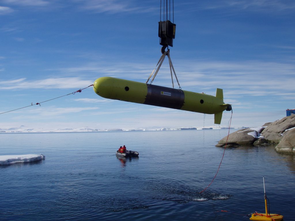 In questa foto si vede il robot sottomarino SARA che sta per essere rilasciato nelle acque dell'antartide.