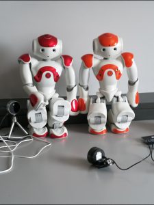 Foto di due robot umanoidi NAO