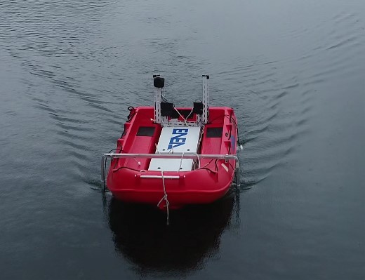 Foto del barchino robotizzato in missione al lago di Bracciano